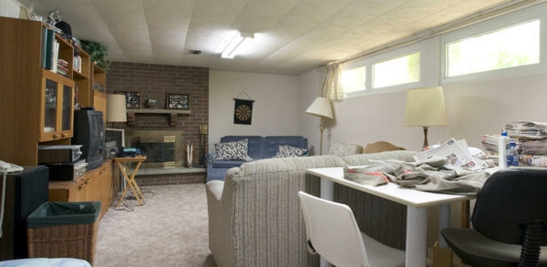地下室装饰和改造家庭办公角落沙发