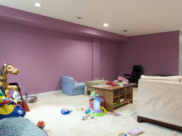 Υπόγειο διακόσμηση και ανακαίνιση παιδικά δωμάτια μωβ τοίχους έπιπλα καναπέδων
