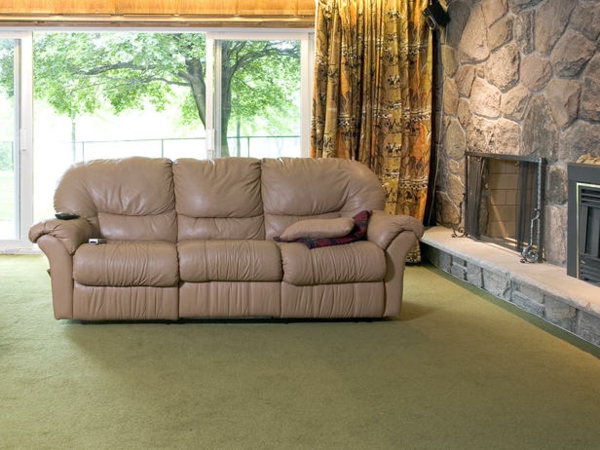 Žemutinėje pusėje papuošti ir renovuoti sofos gyvenamasis plotas yra rudas