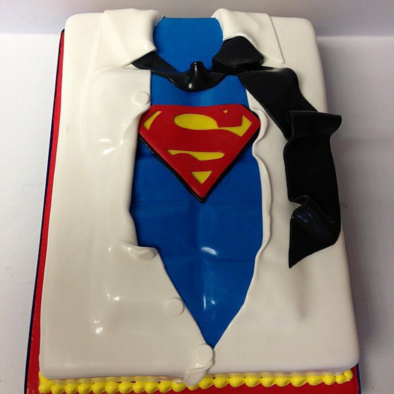 Vaikų pyragų dekoravimas Gimtadienio pyragas paveikslėliai Supermenas kostiumas
