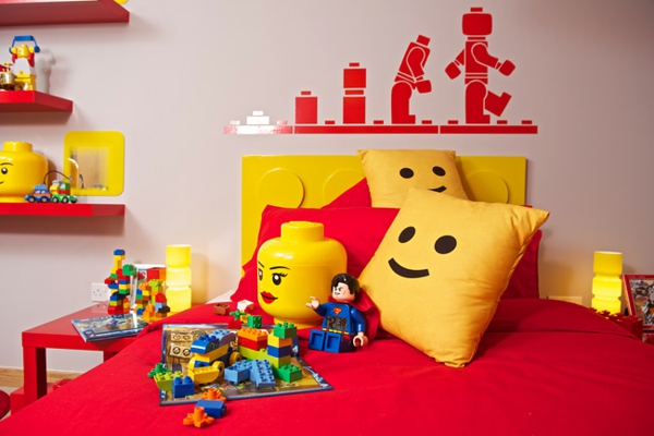 Παιδικό δωμάτιο σε στυλ LEGO που έχει δημιουργηθεί με κίτρινο κόκκινο χρώμα