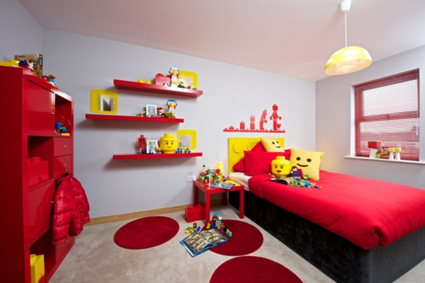 Chambre d'enfants dans le style LEGO mis en place le thème rouge