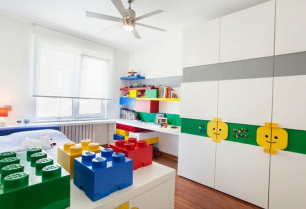 Sala pentru copii în stil LEGO a amenajat dulapuri