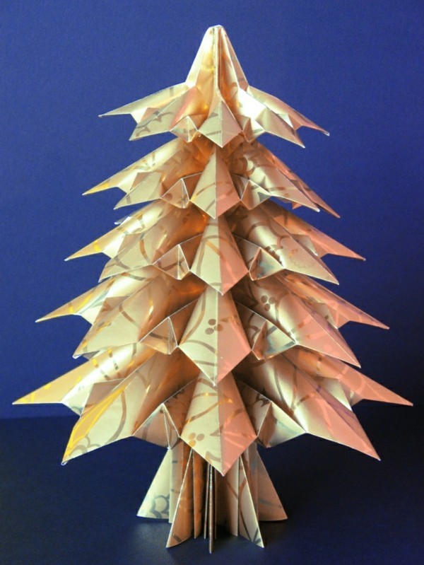 Små origami fir tree Jul tinkering med papir
