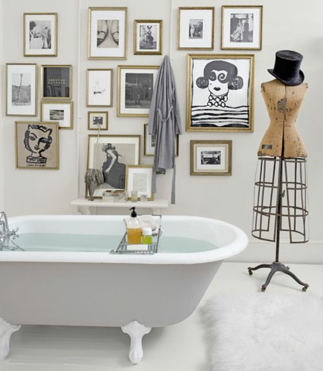 אמבטיה קטנה בחדר האמבטיה, קישוט קיר יצירתי