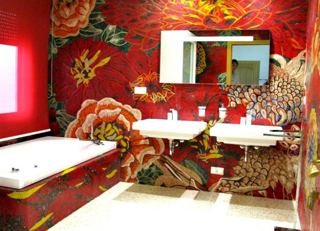 חדר אמבטיה קטן עיצוב קיר יצירתי אדום עיצוב פרחים
