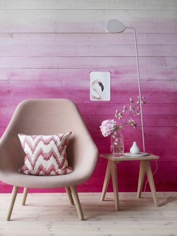 Yhdistelmä seinien väreissä violetti vaaleanpunainen nojatuoli