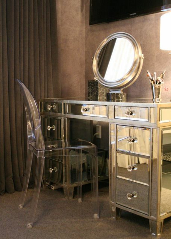 гардероб с кръгли чекмеджета с огледални чекмеджета
