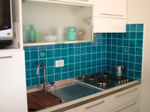 紧凑厨房家具深蓝色瓷砖küchenrückwand