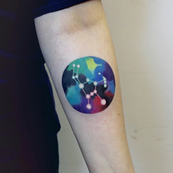 30 kosmoso tatuiruotės šablonai & amp; Motyvai puikiai atrodyti