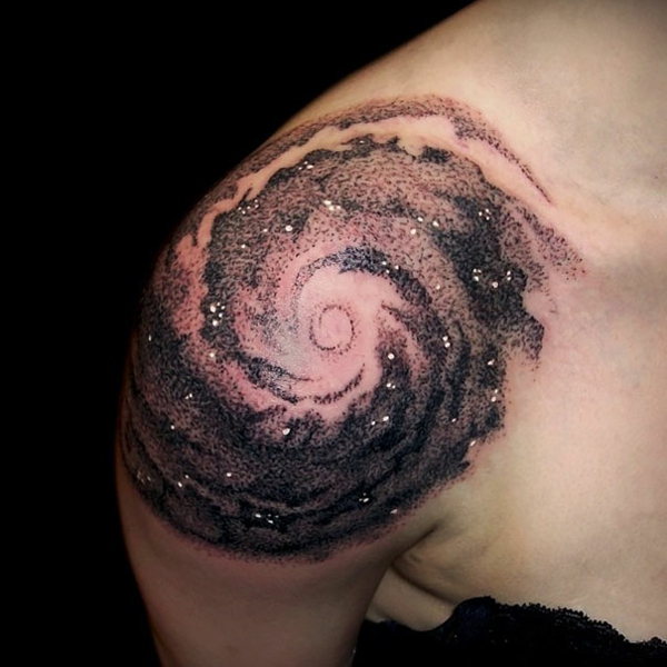 Kosmoso tatuiruotės šablonai juodi balti motyvai genčių