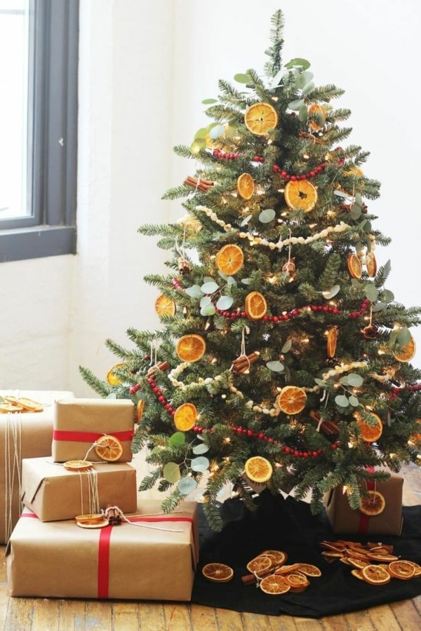 Rural juledekorasjon med oransje skiver