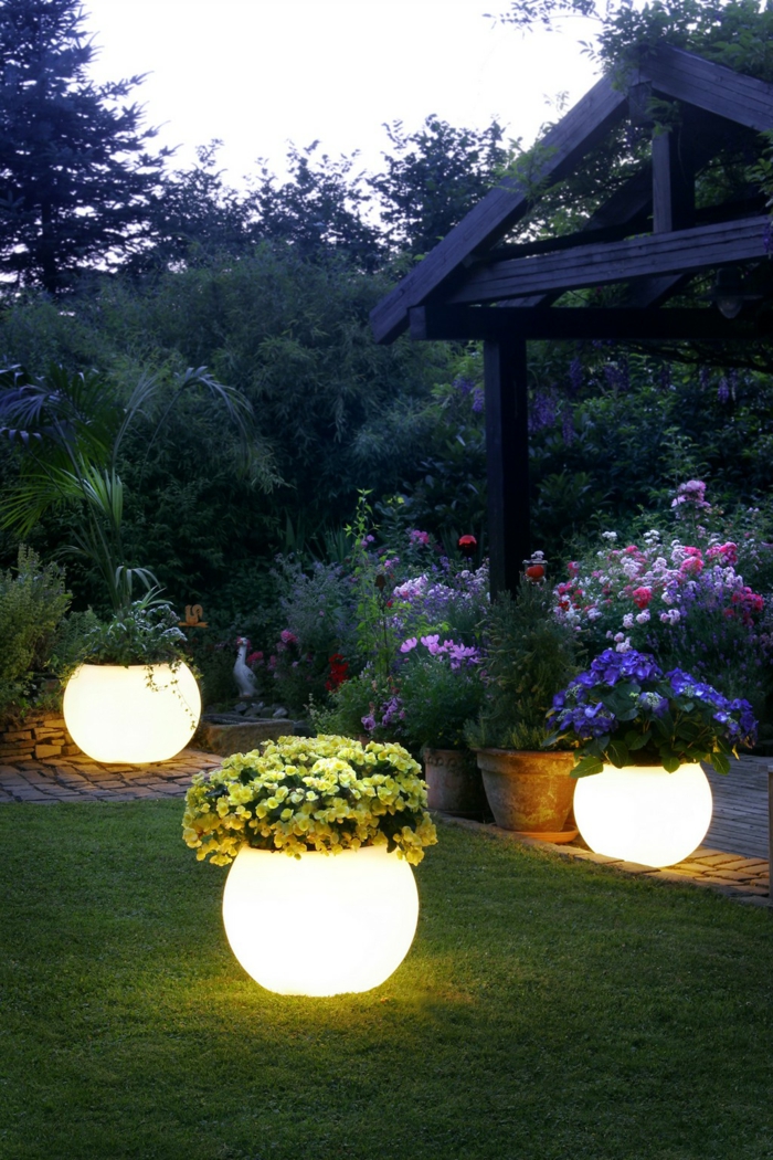 Iluminación LED jardín pasarela floreros brillantes