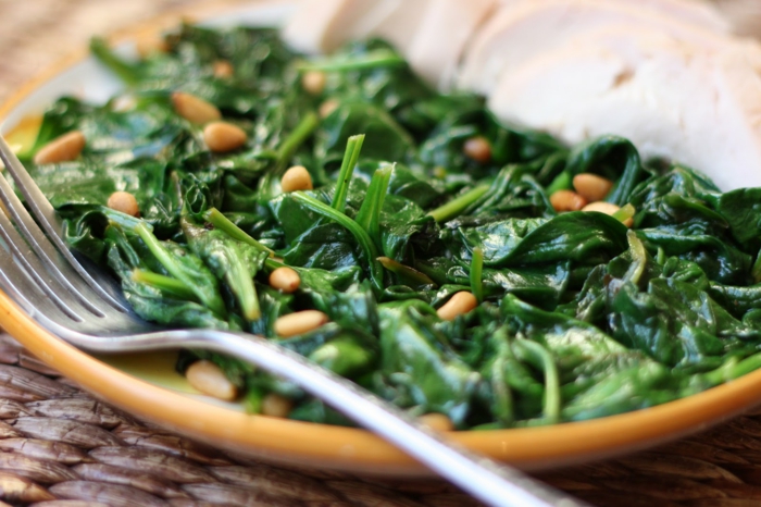 Food with magnesium spinach dish