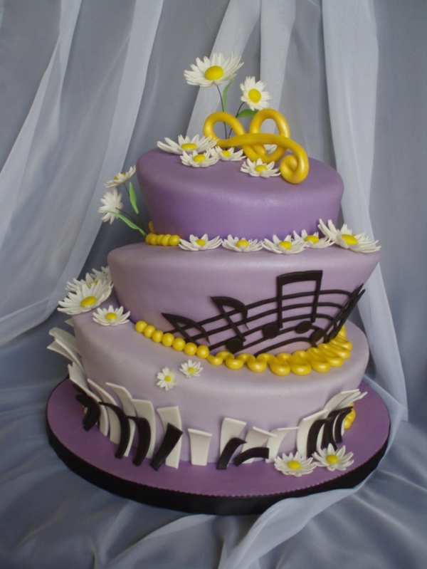 Delicioso pastel de empanadas de púrpura de música niña