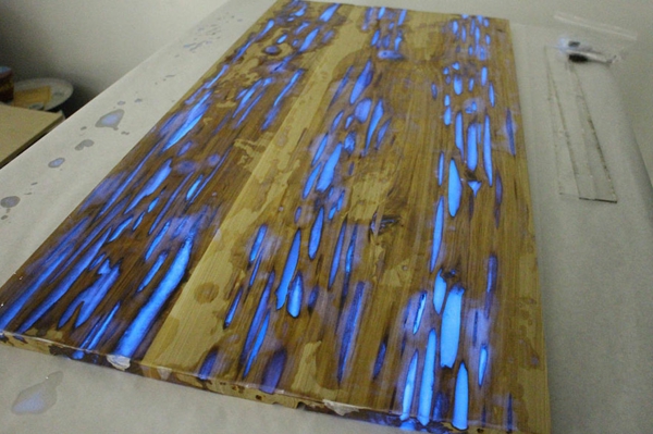 Skinnende havebord selv opbygger blå mørke