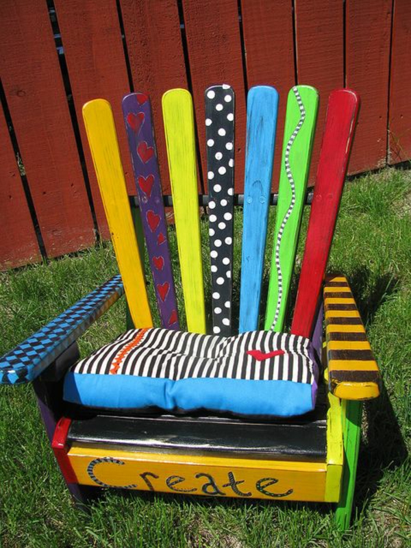 Meubels gemaakt van europallets kleurrijk beschilderde stoel