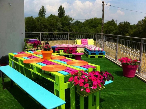 Meubles bleu banc europalettes table à manger table de jardin coloré