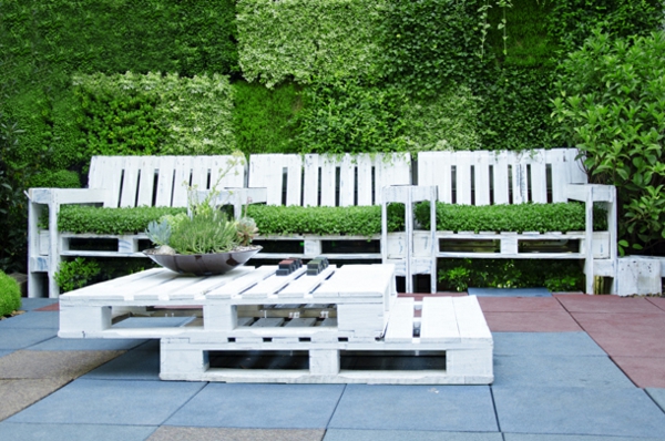meubles en palettes meubles de jardin europalettes table jardin siège herbe