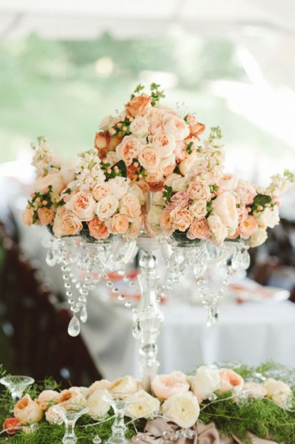 Моята сватбена украса в кремообразни и прасковени цветя