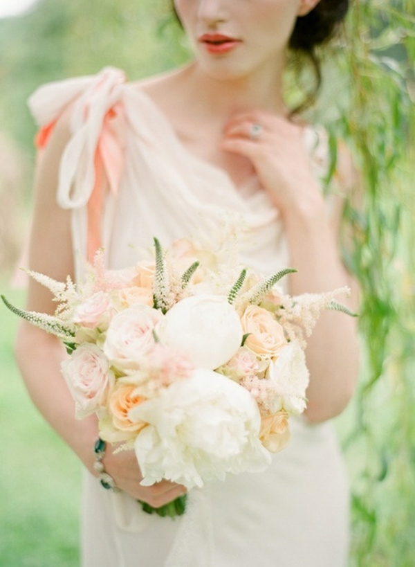 Bruiloft decoratie in romige en perzik gekleurde jurk
