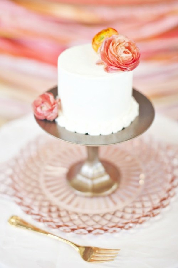 我的婚礼装饰奶油和桃子蛋糕