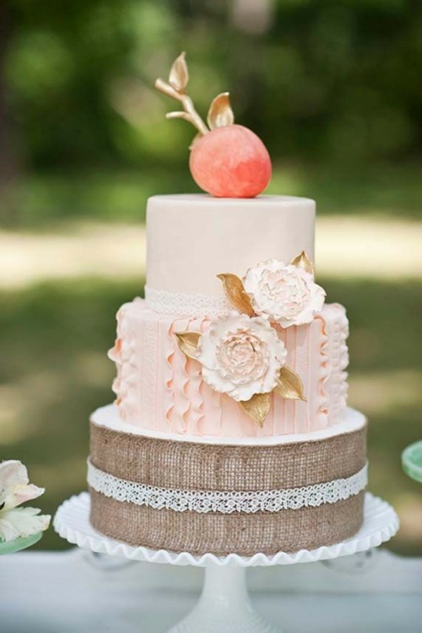 Bryllupsindretning Min cremet og peachy multi-tiered tærte