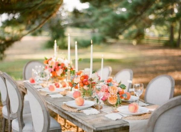 kaarsen stoelen eettafel Bruiloft decoratie in romige en perzik kleuren