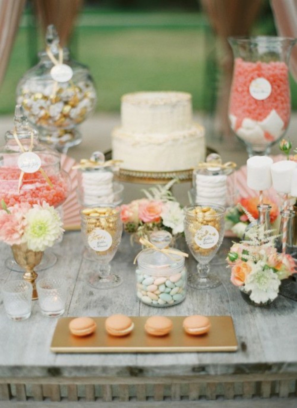 Kreminės ir persikų vestuvių dekoracijos stalo dekoravimas