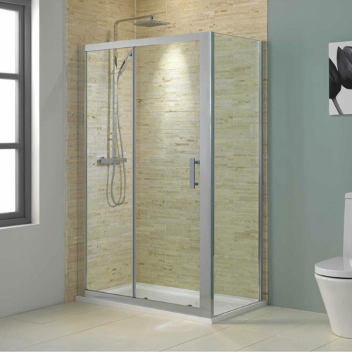 Šiuolaikinės stiklinės dušo kabinos tradicinis vonios kambarys