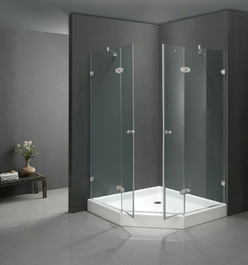 Šiuolaikinės stiklo dušo sienos pilkos monochromatinės