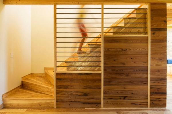 现代木楼梯玻璃栏杆木材纹理美丽