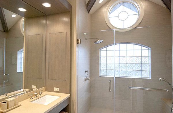 Camere moderne cu baie din sticlă de sticlă de baie cu iluminat pe tavan