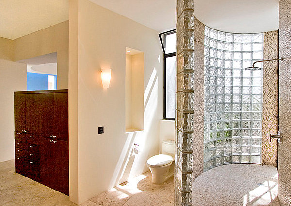 غرف حديثة مع حمام زجاجى بكابينة الاستحمام باهظة الثمن