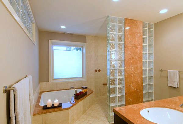 Les chambres modernes avec le bloc de verre salle de bain fenêtre rail tissu