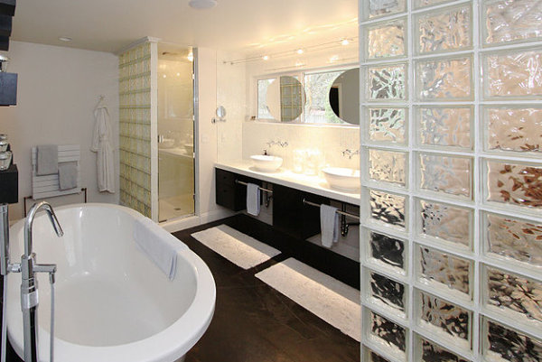 Les salles modernes avec le bloc de verre cloison de salle de bains le miroir de mur rond