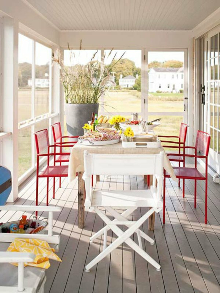 Šiuolaikinės terasos dizaino idėjos, metalinės kėdės, raudonasis stalas