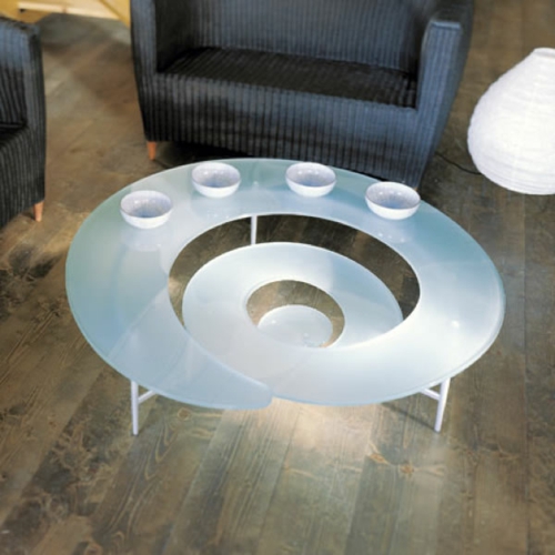 Moderni kahvipöydät olohuoneen pintaan kaarevat