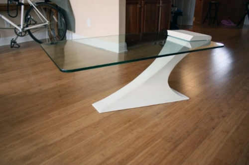 Mese de masă moderne atractive pentru piedestalul de sticlă din camera de zi