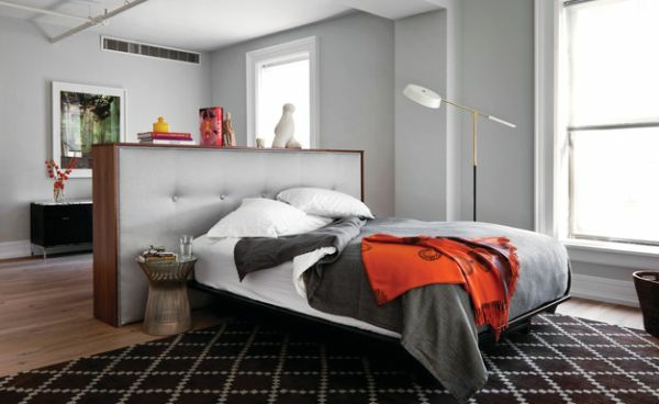 Cameră modernă pentru tineri amenajată cu lenjerie de pat tapițată