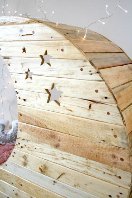 Moon cradle from europallets wood plates france