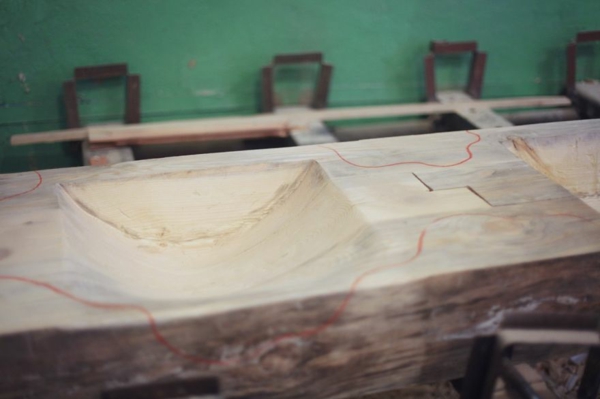 Processus de travail d'évier en bois mosaïque