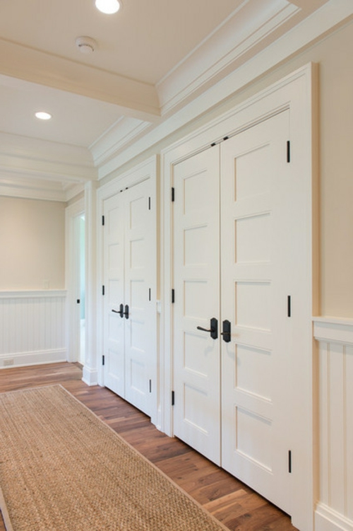 Idées d'ameublement pour les portes de chambre design de mur pâle