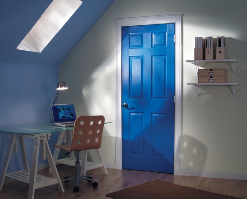 Uudet sisustuselementit huoneen oville maalattu sinisiä