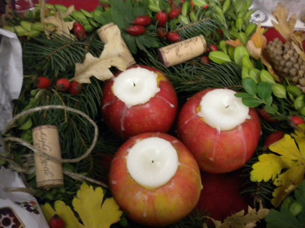 Les arrangements de Noël font des bougies aux pommes