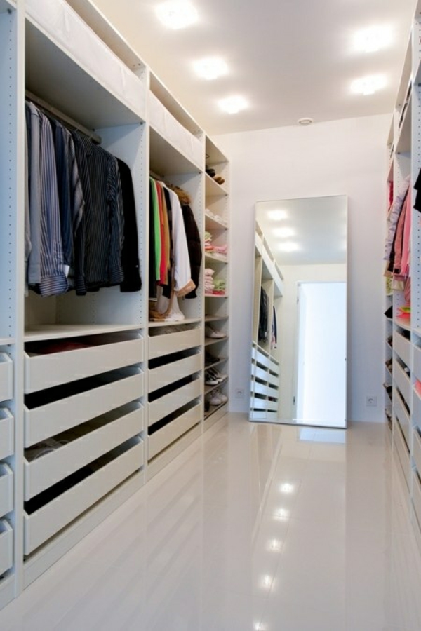 خزانة الملابس في خزانة الملابس بسيطة