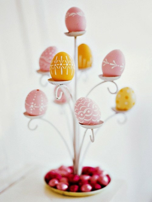 Великденска декорация в розово и лилаво занаятчийско дърво