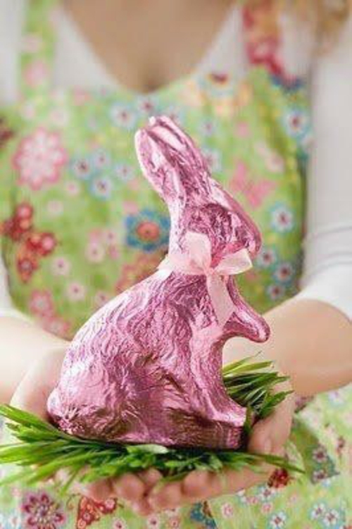 Великденските декорации в розово и лилаво са изработени от лъскав фолиен шоколад