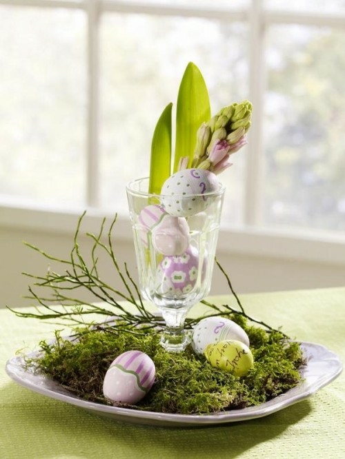 Décoration de Pâques mousse rose et violet artisanat vert frais