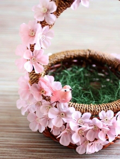 Décoration de Pâques rose et violet artisanat panier fleurs
